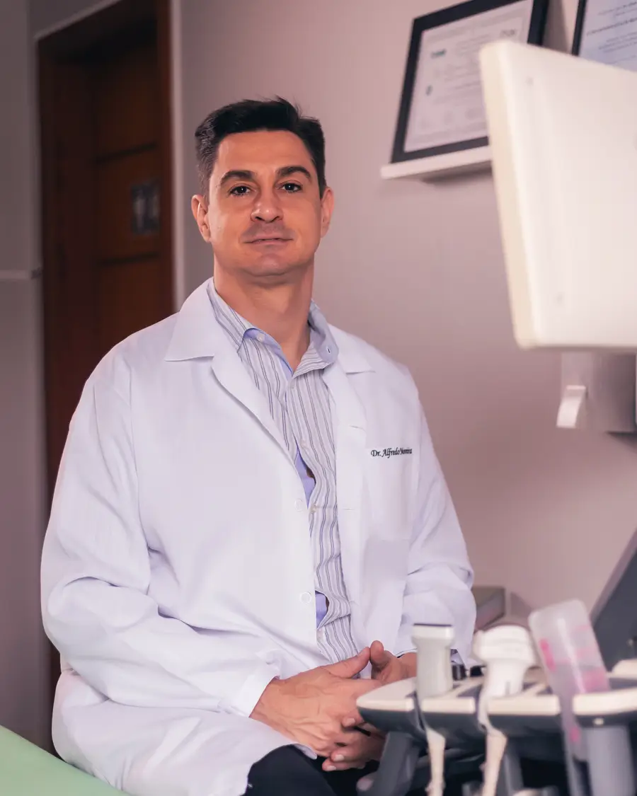 Dr. Alfredo Ehlke Moreira ao lado do aparelho de ultrassonografia